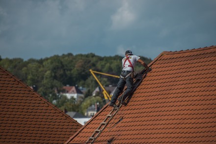 Najlepiej jak przegląd dachu wykona dekarz (fot. pixabay.com)